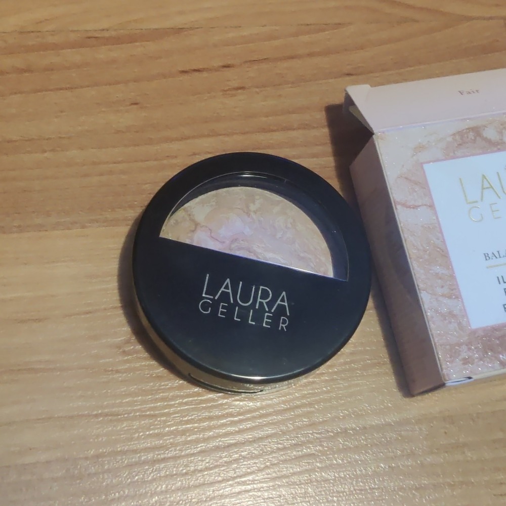 Laura Geller Baked Balance-N-Glow Illuminating Foundation FAIR .28oz / 8g - Picture 2 of 3